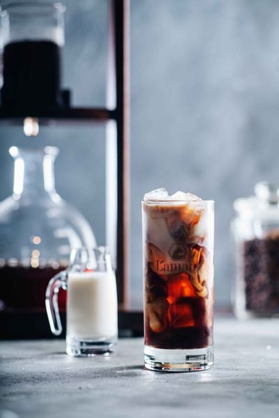 Uống cà phê đen có nhiều caffeine hơn cà phê sữa không
