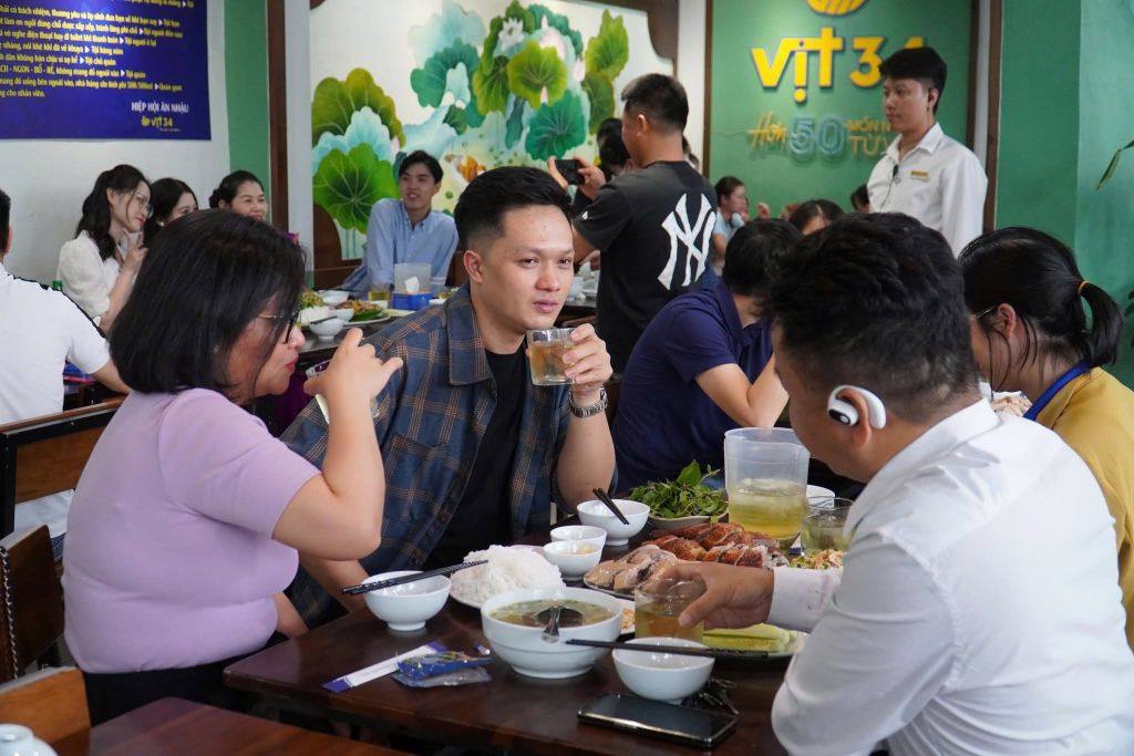 VÌ SAO NGƯỜI HÀ NỘI CÓ THỂ ĂN VỊT QUANH NĂM MÀ KHÔNG BAO GIỜ THẤY CHÁN?