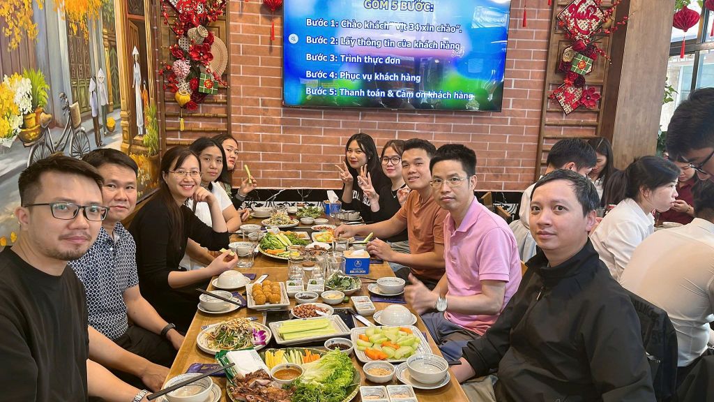 DÂN VĂN PHÒNG HÈ NÀY “TRUYỀN TAI NHAU” VỀ MỘT BỮA TRƯA VỪA NGON VỪA ĐỠ MỆT