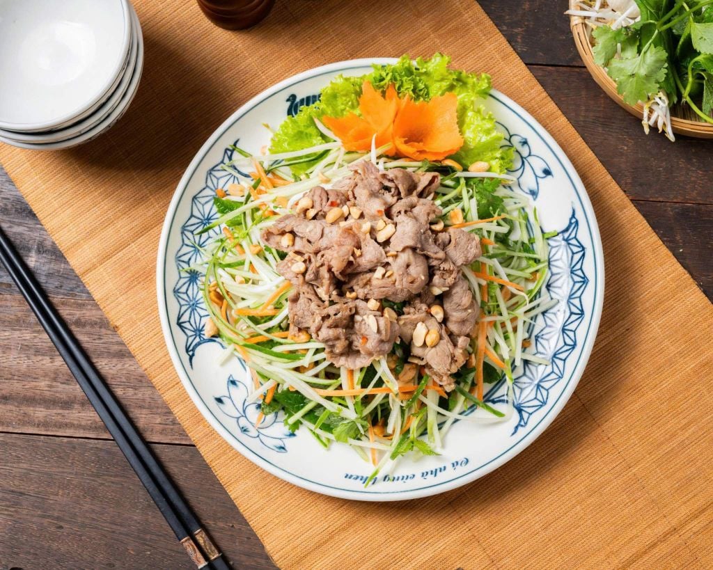NỘM BÒ RAU CỦ – MÓN KHAI VỊ THANH MÁT, DỄ ĂN CHO MỌI BỮA TIỆC