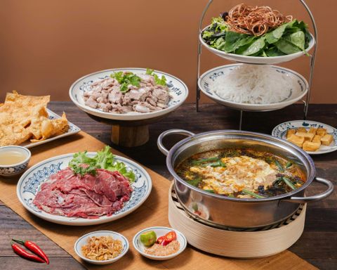 LẨU RIÊU CUA BẮP BÒ SƯỜN SỤN – NỒI LẨU ĐẬM ĐÀ CHINH PHỤC MỌI THỰC KHÁCH TẠI VỊT 34
