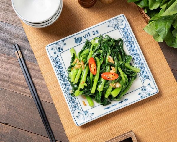 CÁCH LÀM CẢI NGỒNG XÀO TỎI GIÒN NGỌT CHO BỮA CƠM NHÀ THÊM HƯƠNG VỊ