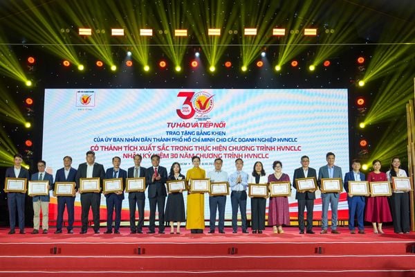 QUI PHÚC VINH DỰ NHẬN BẰNG KHEN CỦA UBND TP.HCM NHÂN KỶ NIỆM 30 NĂM HÀNG VIỆT NAM CHẤT LƯỢNG CAO
