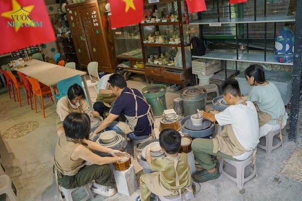 Xoay Gốm “Cực Chiến” – Trải Nghiệm trong làng nghề truyền thống đã chinh phục hàng trăm học viên với mọi lứa tuổi!