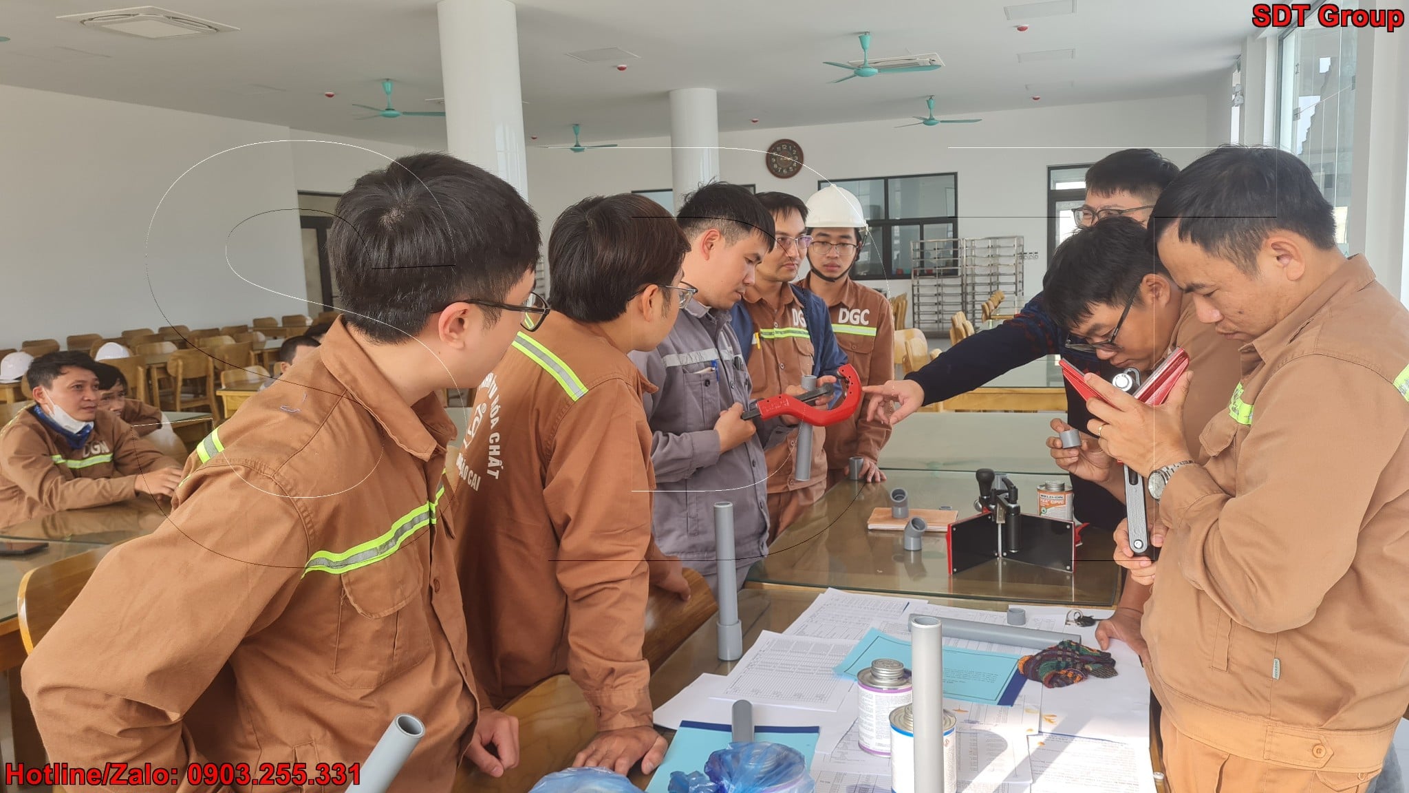 SDT Group chuyển giao kỹ thuật thi công keo dán Weld-On – Chuẩn hóa mối nối ống nhựa ngay từ bước nền tảng