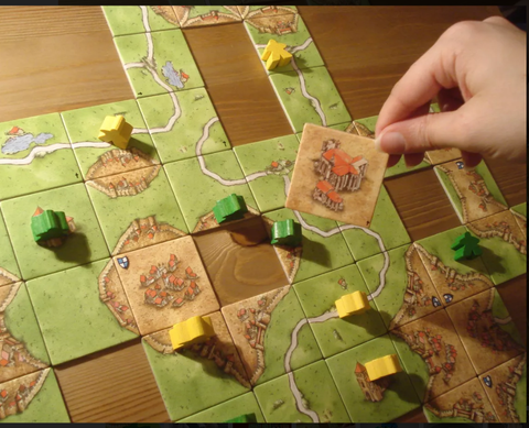 Review Carcassonne (4.8/5): Board Game Xây Thành Phố Cho Gia Đình & Chiến Thuật Sâu