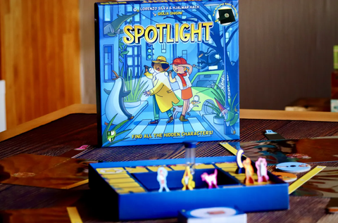 Review Board Game Spotlight: Trò Chơi Đèn Pin Xuyên Thấu Độc Đáo Cho Gia Đình