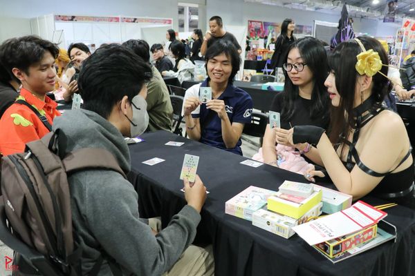 Các bạn trẻ trải nghiệm tương tác với board game tại sự kiện