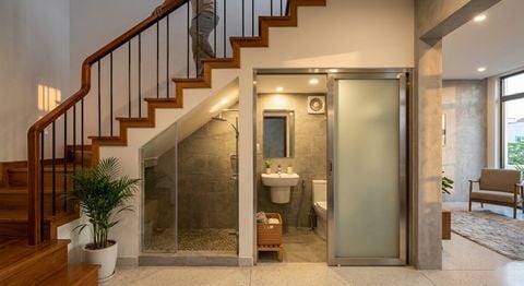 Tận dụng gầm cầu thang làm nhà vệ sinh: Giải pháp tối ưu diện tích hay sai lầm phong thủy?
