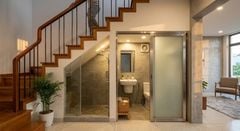 Tận dụng gầm cầu thang làm nhà vệ sinh: Giải pháp tối ưu diện tích hay sai lầm phong thủy?