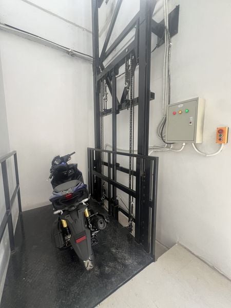 thang nâng hàng thủy lưc