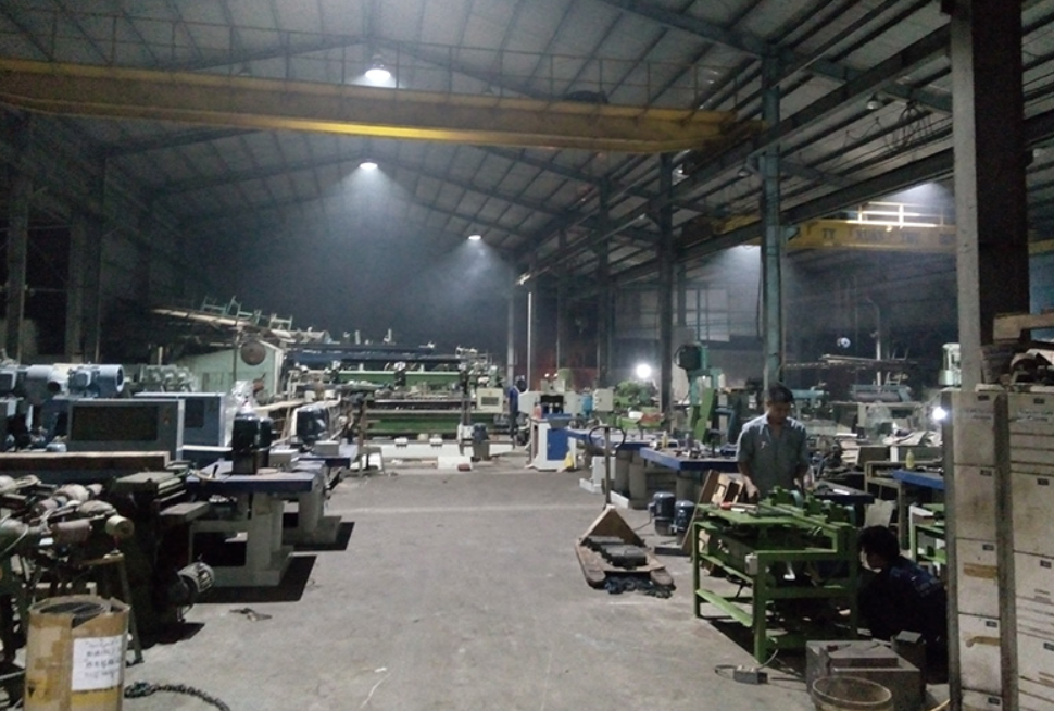 Đèn chiếu sáng cho xưởng gia công cơ khí
