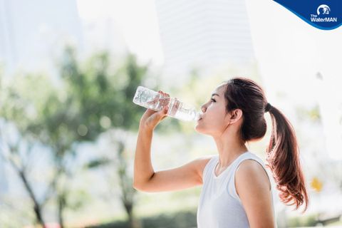 Cách uống nước của siêu mẫu để thân hình luôn đẹp