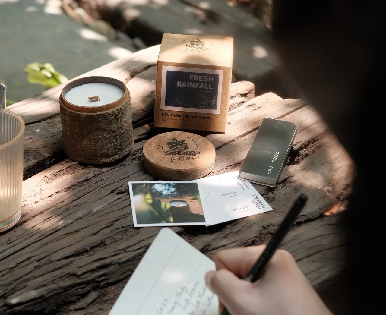 nến thơm Le Rustique với tinh dầu quế và hộp vỏ quế