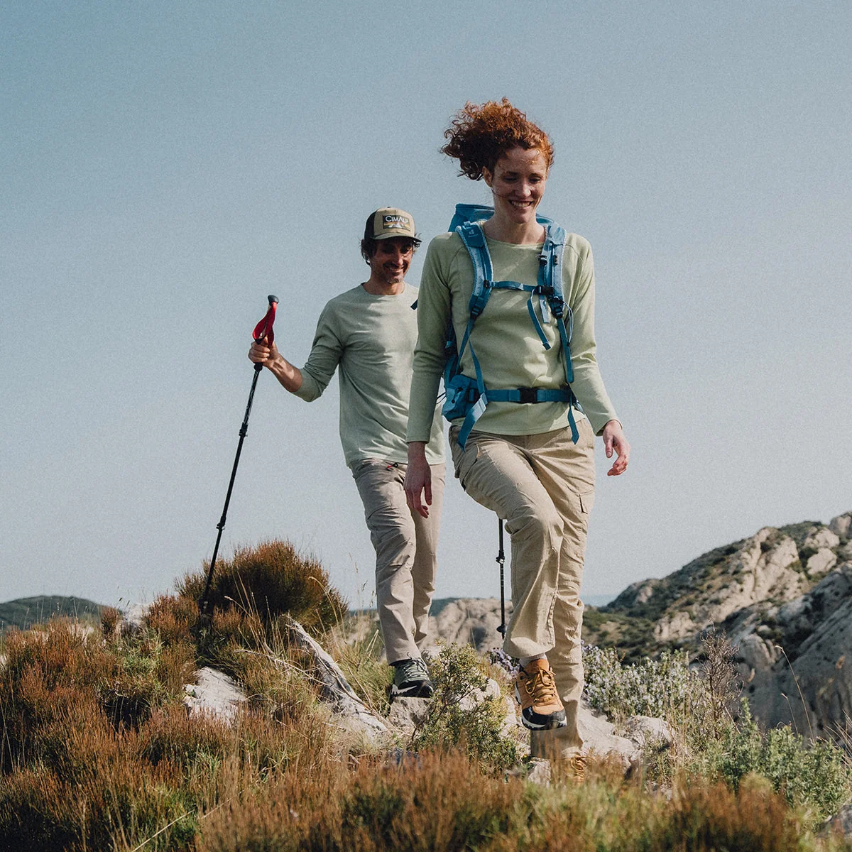 Người đi hiking mặc trang phục CimAlp trên địa hình đá