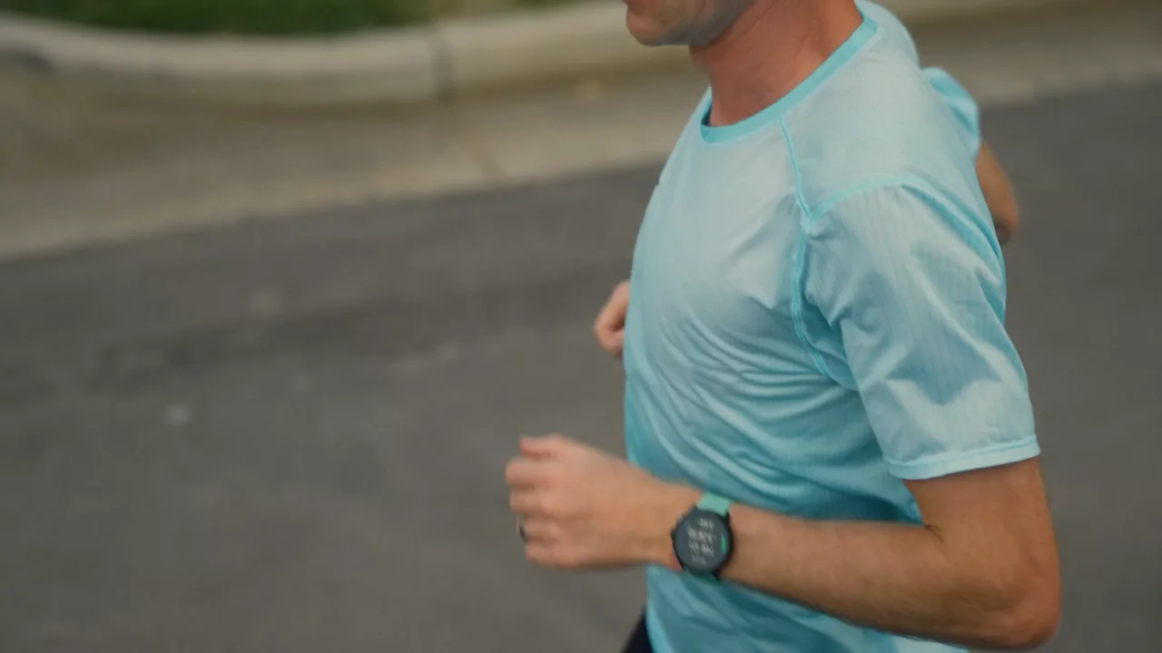 Khung hình người chạy đeo Suunto Run 2 ngoài trời
