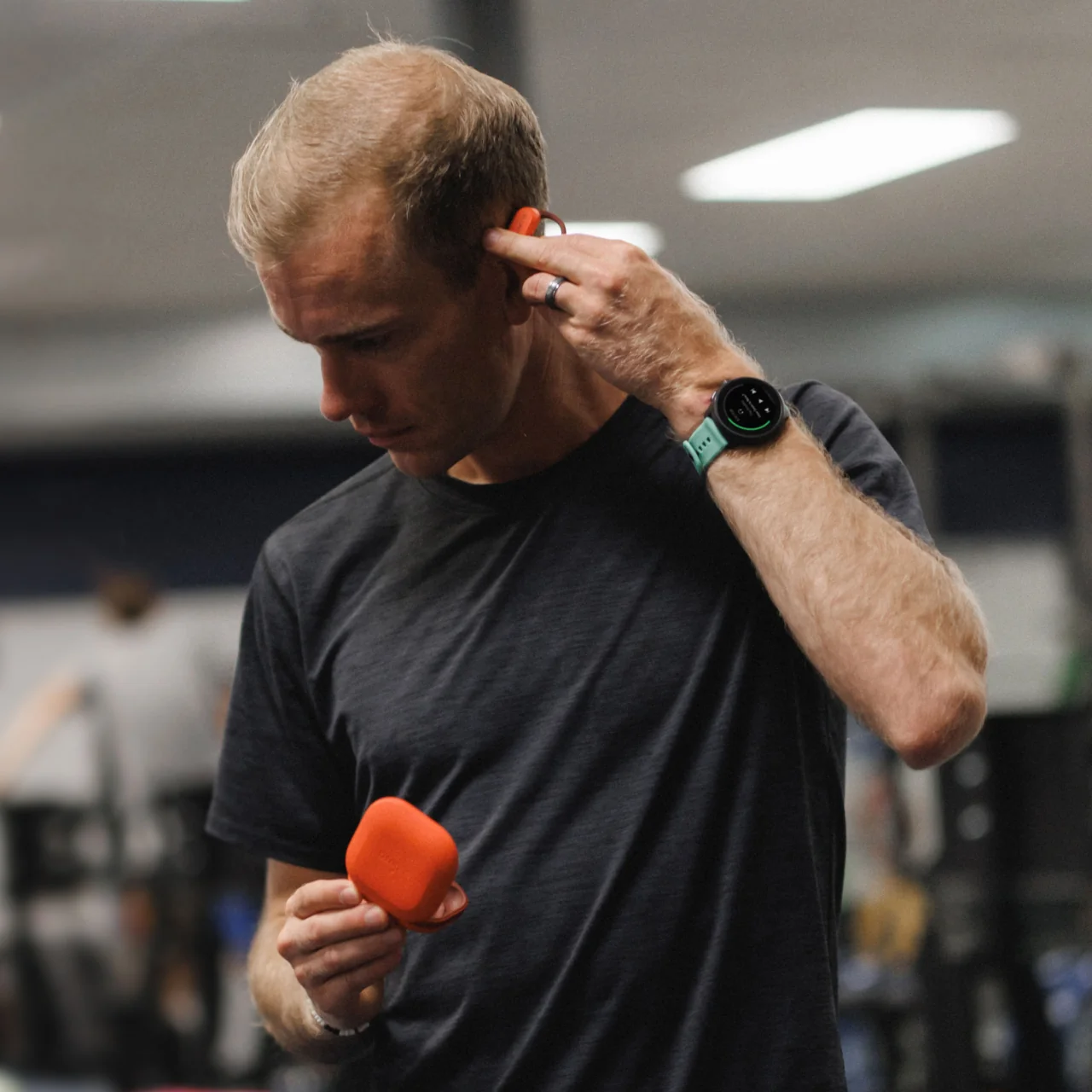 Người tập với đồng hồ Suunto tại phòng gym