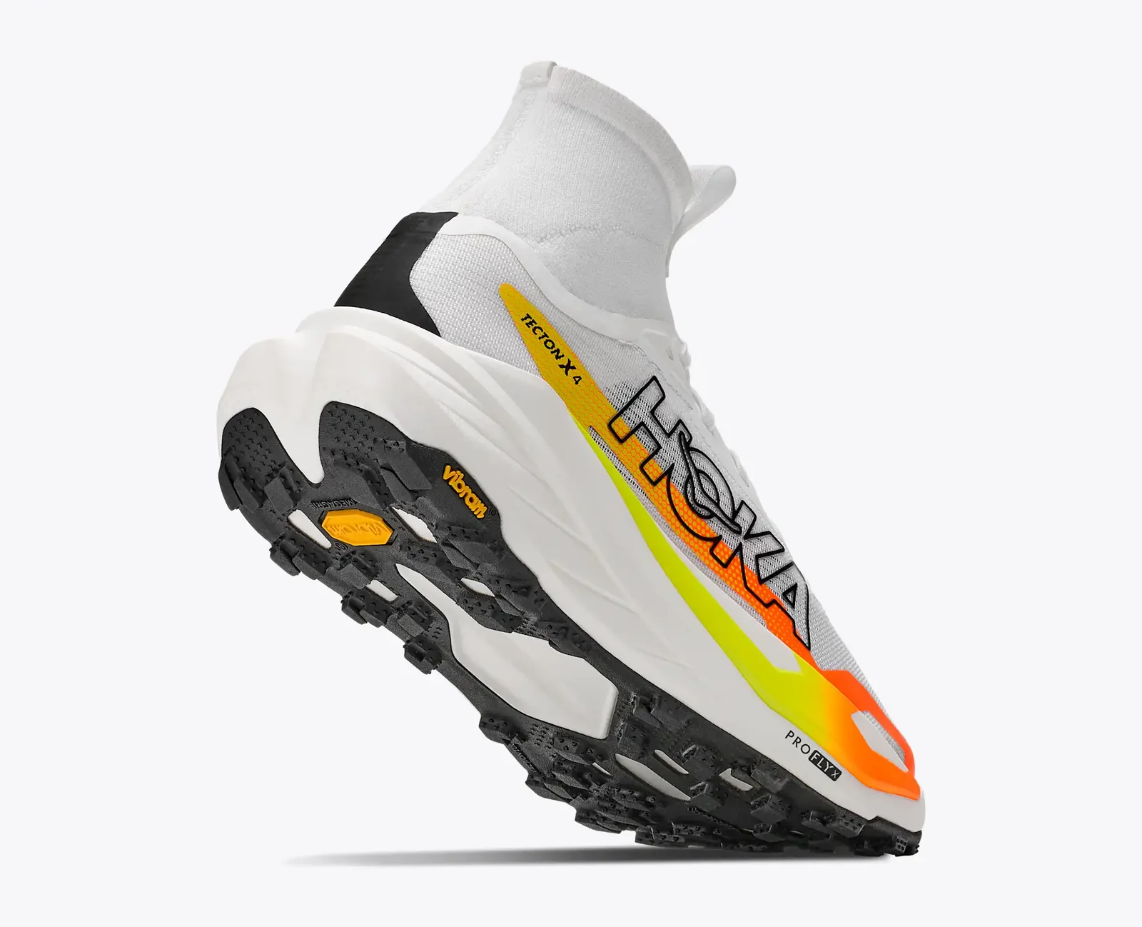 HOKA Tecton X 4 ở góc nghiêng, thể hiện rocker, PROFLY X và đế Vibram