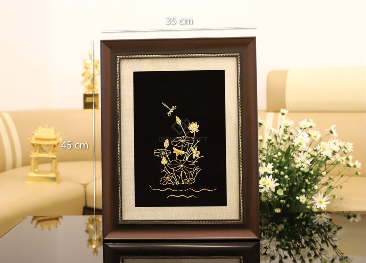 Tranh hoa sen chế tác thủ công từ bạc mạ vàng 24k