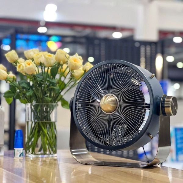 Quạt STYLIES CASTOR đặt trên bàn làm việc