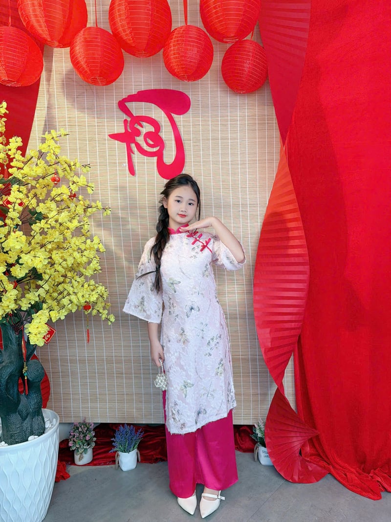 Bộ áo dài bé gái vân lông vũ