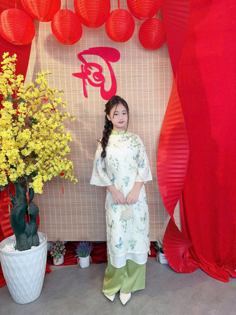 Bộ áo dài bé gái vân lông vũ