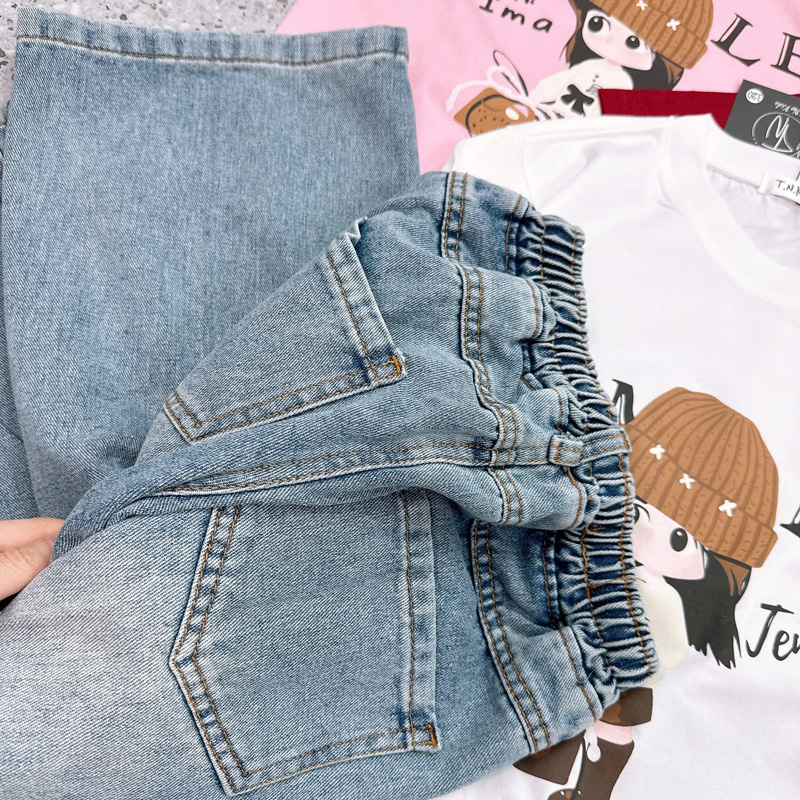 Bộ jean dài bé gái hình cô gái nón