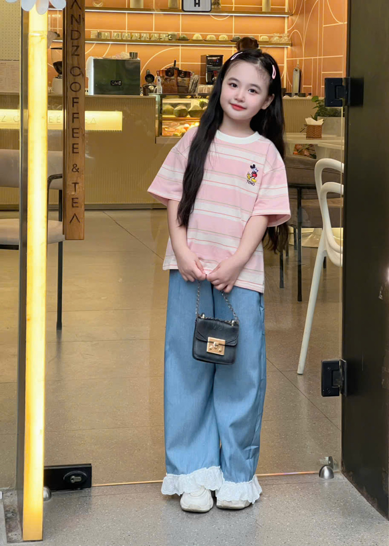 Bộ jean dài sọc bé gái bèo lai