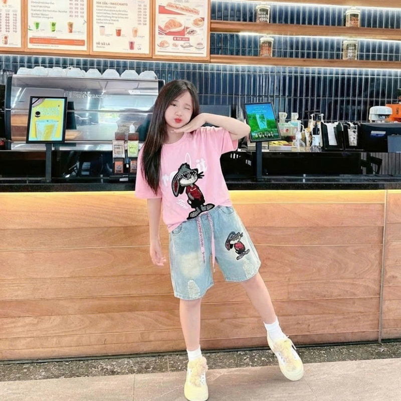 Bộ short jean bé gái thỏ đá