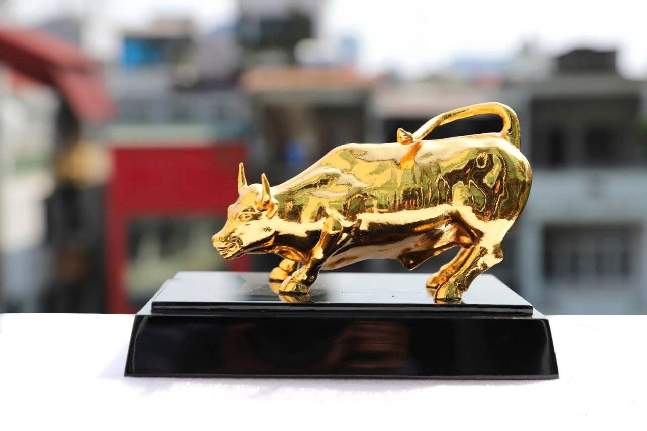 Tượng bò tài chính mạ vàng - Tượng bò phong thuỷ dát vàng 24k