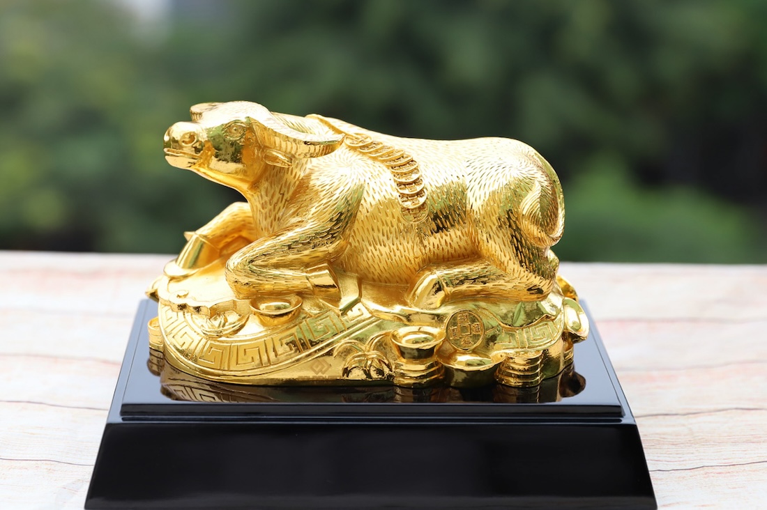 Tượng trâu kim ngưu vượng tài đại bảo mạ vàng
