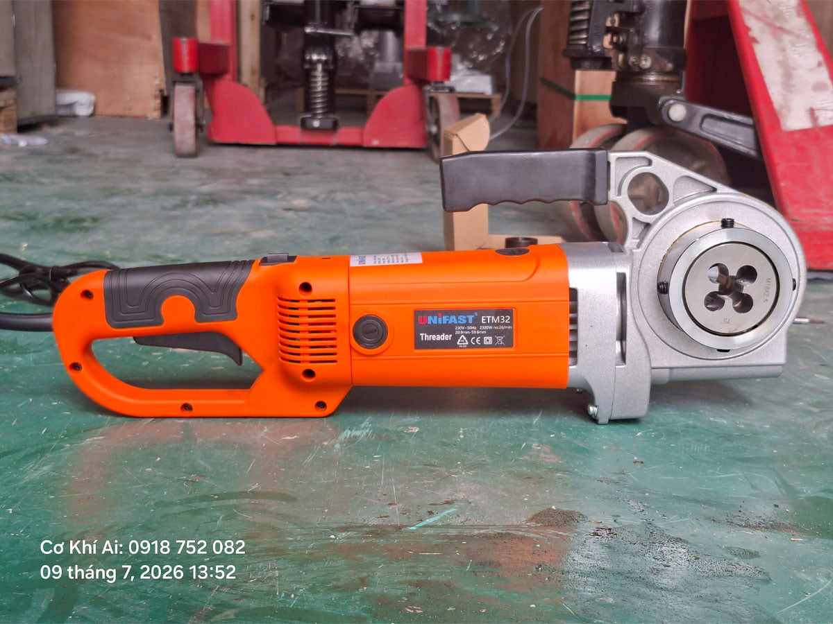 Ảnh thực tế máy tiện ren cốt thép cầm tay UNifast ETM32