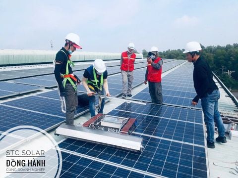 VÌ SAO CẦN BẢO TRÌ VÀ LÀM SẠCH PIN MẶT TRỜI ĐỊNH KỲ?