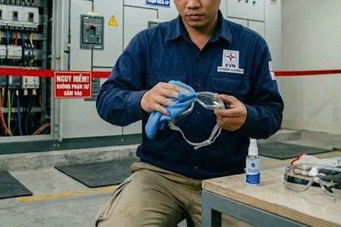 Vì sao kính chống tia hồ quang điện (Arc Flash) bắt buộc phải có bộ lọc UV và kháng nhiệt?