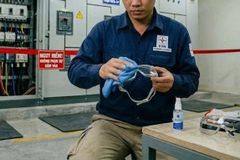 Vì sao kính chống tia hồ quang điện (Arc Flash) bắt buộc phải có bộ lọc UV và kháng nhiệt?