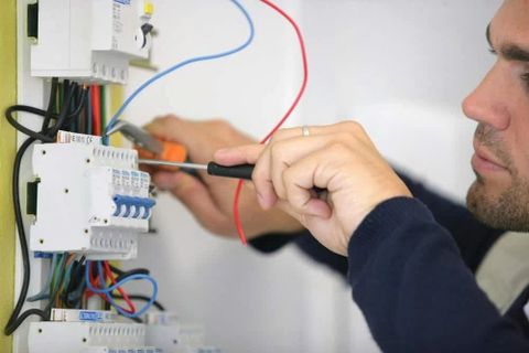 Những sai lầm khi làm việc với điện ai cũng mắc phải và quy tắc an toàn cốt lõi