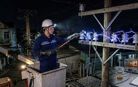 Hiện tượng phóng điện văng bắn bề mặt chuỗi sứ cách điện: Tác hại của bụi bẩn, sương muối và giải pháp vệ sinh Hotline bằng nước áp lực cao