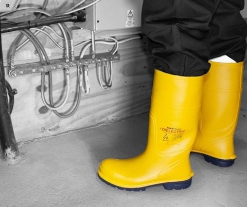 Khi nào cần dùng ủng cách điện? Những tình huống bắt buộc phải sử dụng