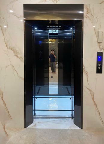Thang máy Inox gương đen Vptech – Chuẩn thẩm mỹ, nâng tầm đẳng cấp không gian sống