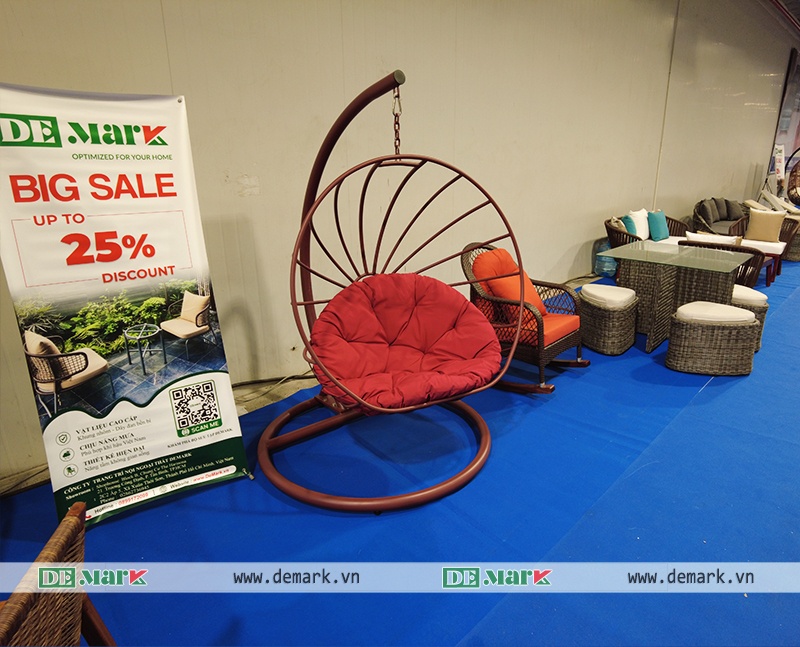 Gian hàng Demark Furniture tại Vietbuild TP.HCM 2026 trưng bày bàn ghế sân vườn và nội thất nhựa giả mây