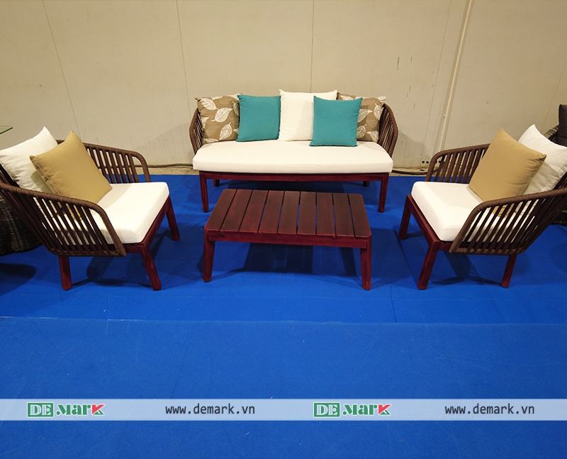 Gian hàng Demark Furniture tại Vietbuild TP.HCM 2026 trưng bày bàn ghế sân vườn và nội thất nhựa giả mây
