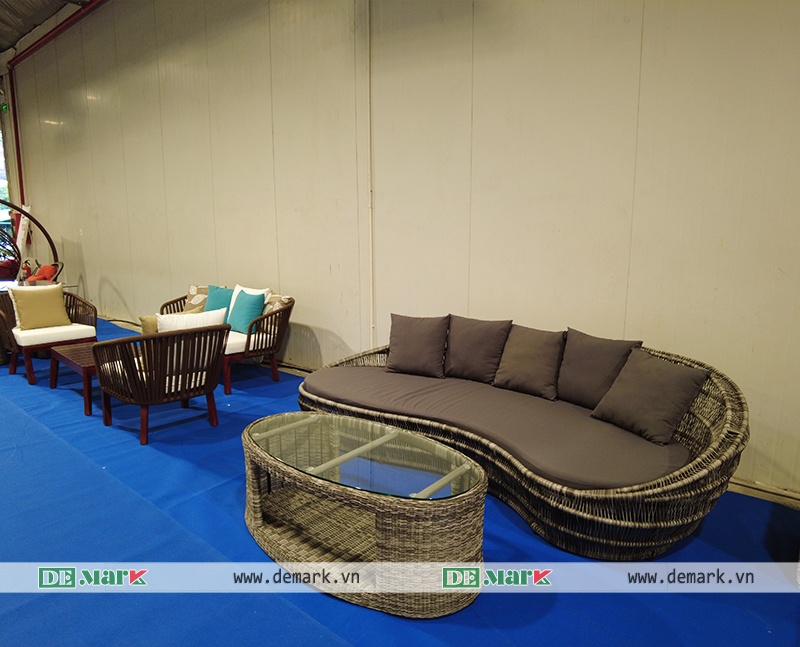Gian hàng Demark Furniture tại Vietbuild TP.HCM 2026 trưng bày bàn ghế sân vườn và nội thất nhựa giả mây