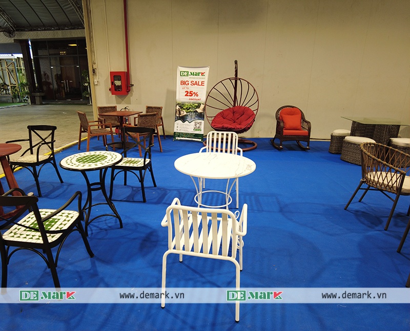 Gian hàng Demark Furniture tại Vietbuild TP.HCM 2026 trưng bày bàn ghế sân vườn và nội thất nhựa giả mây