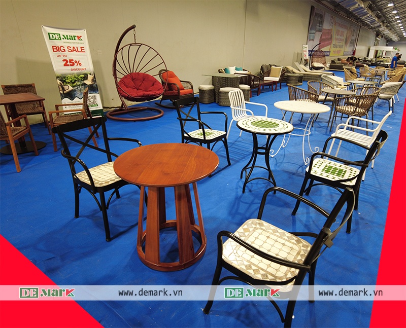 Gian hàng Demark Furniture tại Vietbuild TP.HCM 2026 trưng bày bàn ghế sân vườn và nội thất nhựa giả mây