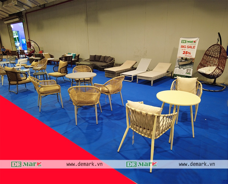 Gian hàng Demark Furniture tại Vietbuild TP.HCM 2026 trưng bày bàn ghế sân vườn và nội thất nhựa giả mây
