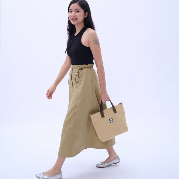 đầm đen phối túi xách màu gì