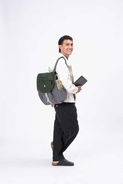 Phong cách học sinh phối cùng túi Joy backpack