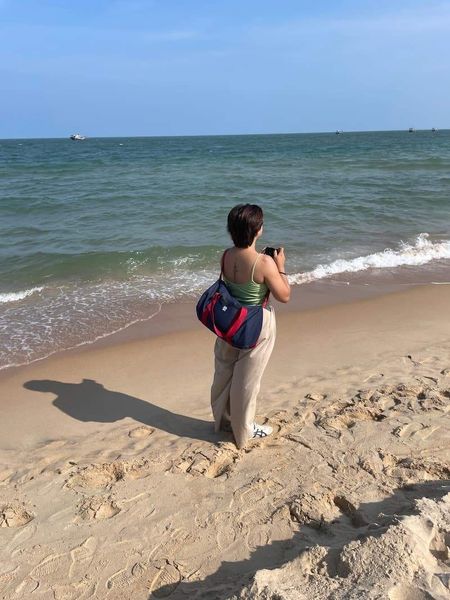 phối đồ du lịch với túi trống