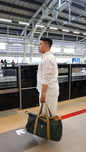 phối đồ nam với túi trống