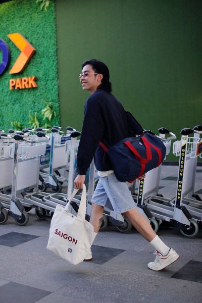 phối đồ streetwear với túi trống